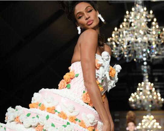 米蘭時裝周!MOSCHINO 秋冬大秀現「行走的生日蛋糕」！戲謔版凡爾賽敗金女每一套都超有戲